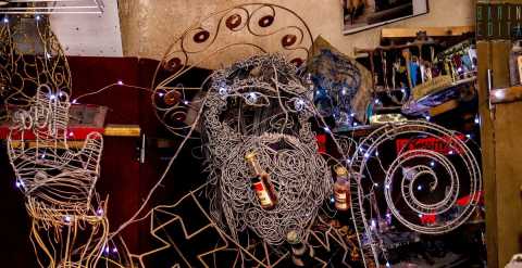 Bari, la storia di Sifolà: l'artigiano "manichinaio" che crea sculture con il fil di ferro